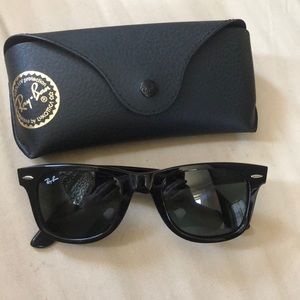 BLACK RAY-BAN WAYFARER W/ CASE